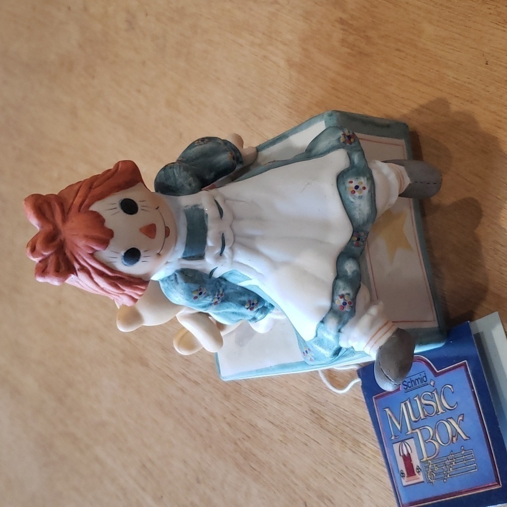 Vintage 1984 SCHMID RAGGEDY ANNE  MUSIC BOX